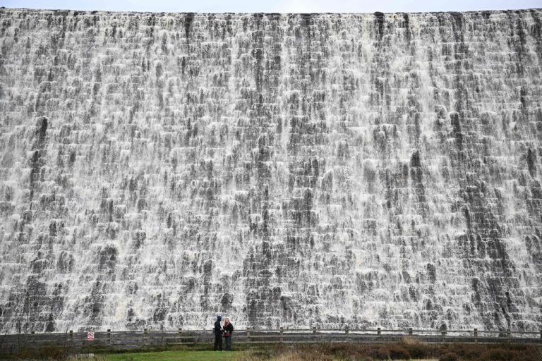 Wanderer besichtigen den Derwent-Damm in der Nähe von Bamford im Peak-District-Nationalpark in Nordengland. AFP