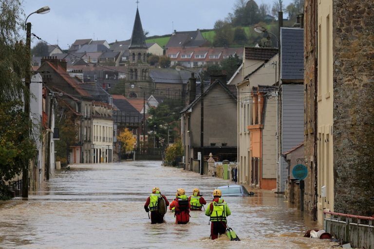 Weitere Regenfälle werden erwartet. Die Feuerwehrleute stehen im Dauereinsatz.