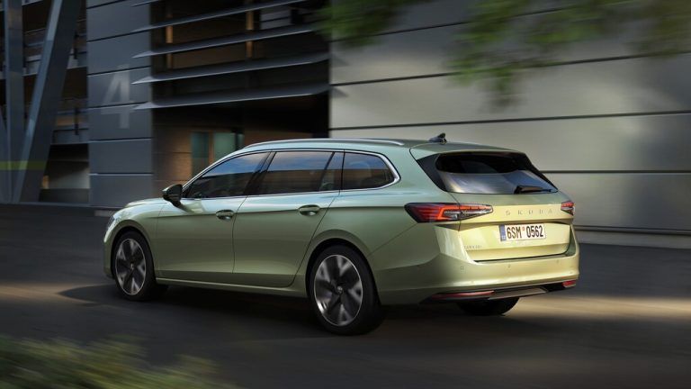 Wie gehabt ist die Limousine um eine Idee länger als der Combi.
