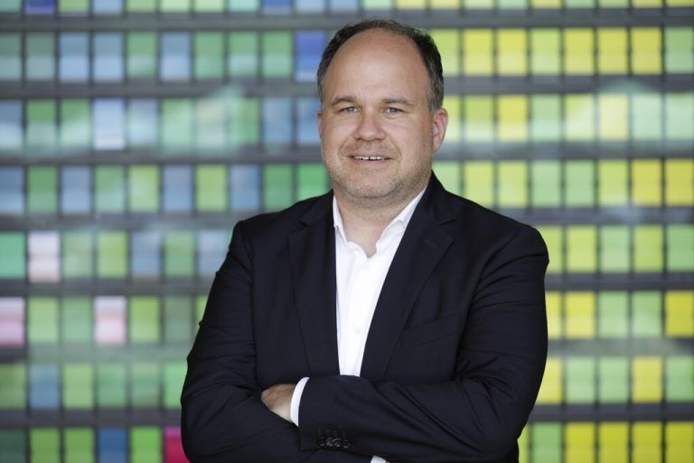 Wir spüren ihn – den Gegenwind. Diese 2020er-Jahre waren bisher sehr fordernd, wir nähern uns immerhin schon der Mitte dieses Jahrzehnts. Geopolitisch regiert die Unsicherheit. Russlands Invasion der Ukraine wurde längst zum Dauer-Krieg. Und der Hamas-Überall auf Israel destabilisiert den gesamten Nahen Osten. Die Demokratien im Westen sind erheblichen Bedrohungen ausgesetzt. Auch im Innenleben. Zunächst war es nur das teure Leben, die besorgniserregende Inflation. Die Sozialpartner in Konflikten. Es wird gestreikt. Selbstverständlich ist so gut wie nichts mehr. Gründe, warum nichts geht, finden sich leicht. Szenenwechsel zum Wirtschaftsforum: Gegenwind gibt es auch zuhauf im Profi-Fußball. Die Mannschaft des FC Bayern München steht unter tagtäglicher Beobachtung, zwei Spiele pro Woche sind normal. Millionenbeträge, weltbekannt. Stars wie Harry Kane oder Leroy Sané. Macht, Millionen, Marketing. Man könnte meinen, das sei alles. Aber allein geht gar nichts, schildert unser Eröffnungs-Speaker beim Wirtschaftsforum. Ein Fußballverein als Beispiel, wie man gemeinsam Gegenwind als Antrieb für Neues, für Wachstum nutzt. Und dabei gesellschaftliche Verantwortung übernimmt.