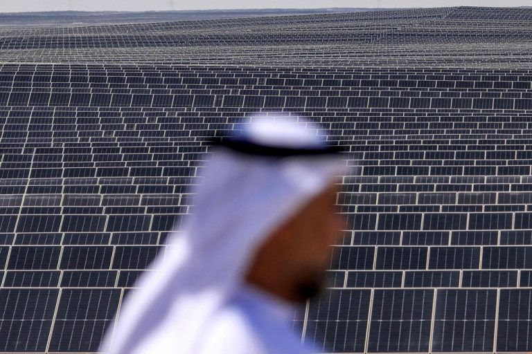 Zwei Wochen bevor die Vereinigten Arabischen Emirate Gastgeber der UN-Klimaverhandlungen sind, wurde eine der weltweit größten Solaranlagen eingeweiht. AFP