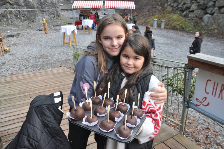 Amy und Larissa verteilten Schokoladeäpfel.