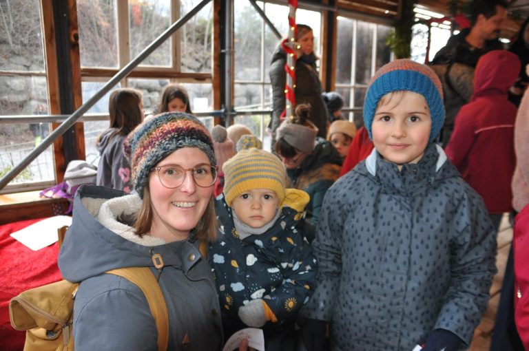 Franziska mit Felix und Paul statteten dem Christkindlpostamt einen Besuch ab.