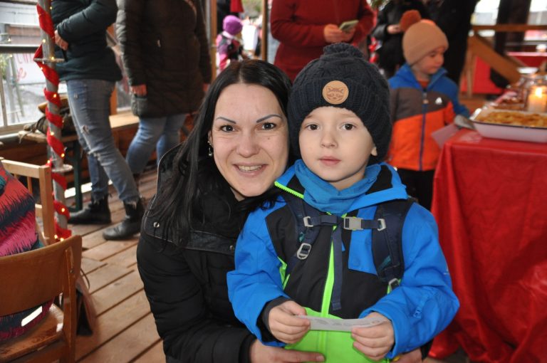 Sarah kam mit Luis, um einen Brief an das Christkind aufzugeben.