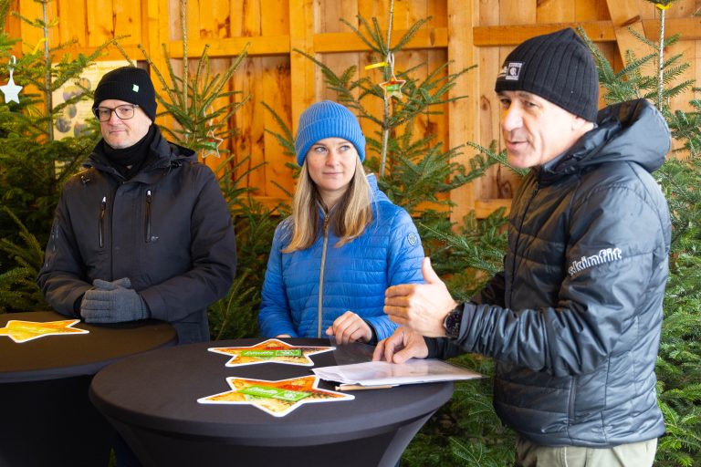 Welcher Baum zu wem passt? Wer einen günstigeren Baum möchte, sollte zur Fichte greifen, sagt Thomas Ölz (r.) „Das ist ein sehr traditioneller Christbaum.“ Das Problem bei der Fichte sei, dass sie nadelt, wenn man sie nicht in einen Wasserbehälter stellt. „Aber im Wasserbehälter kann sie sogar treiben“, merkt der Forstexperte an. Als eine Spezialität bezeichnet Thomas Ölz die heimische Weißtanne: „Die hat den typischen Duft, ist aber nicht so buschig und kann weite Abstände haben.“