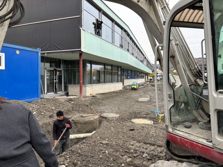 Die Bauarbeiten beim Schulcampus Rotkreuz sind in vollem Gang. Das Projekt wird über 50 Millionen Euro kosten.  <span class="copyright">VN/VonSontagh</span>