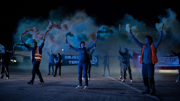 Eher aus Opportunismus als aus Überzeugung schließen sich die beiden einer Gruppe von Klimaaktivisten an. <span class="copyright">filmladen </span>