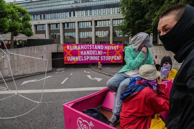 Extinction Rebellion demonstrierte unter anderem gegen die Tunnelspinne. <span class="copyright">VN/Steurer</span>