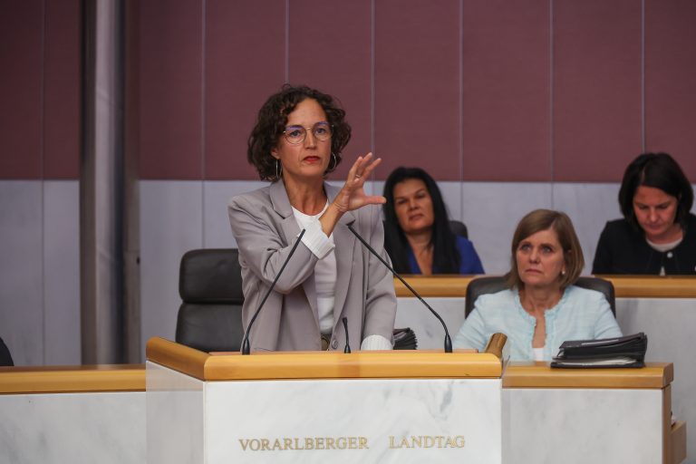 Eva Hammerer lobt das Budget und kritisiert die FPÖ. <span class="copyright">VN/Paulitsch</span>