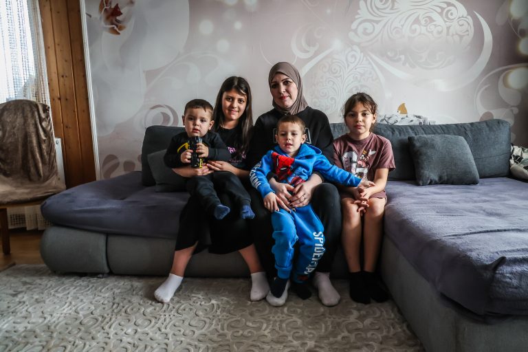 Patimat mit vier ihrer fünf Kinder in einer Dornbirner Wohnung. Der von "Ma hilft" gespeiste Sondertopf des Kinderdorfes für sozial schwache Familien ermöglicht Unterstützung. <span class="copyright">VN/Steurer</span>