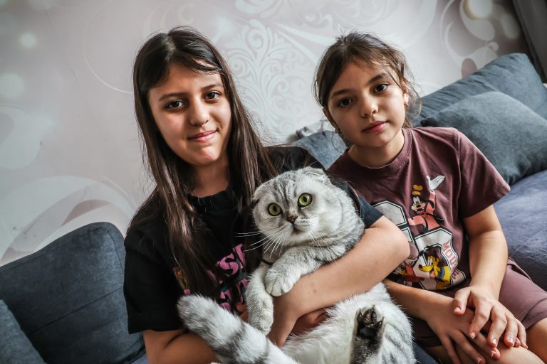 Milana und Munira mit Kater Zimba. Die beiden Mädchen können nun bei Sportvereinen einer sinnvollen Freizeitbeschäftigung nachgehen.