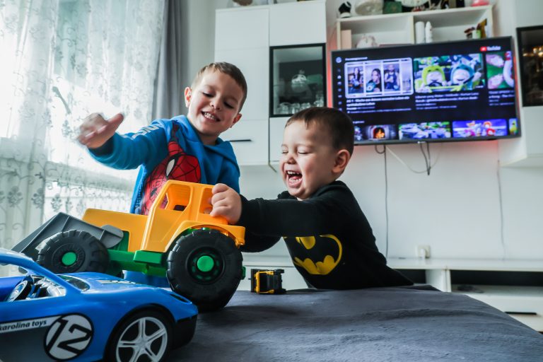 Jusuf (5) und Isa (2) sind zwei aufgeweckte Kerlchen. Die beiden Buben kamen in Vorarlberg zur Welt.