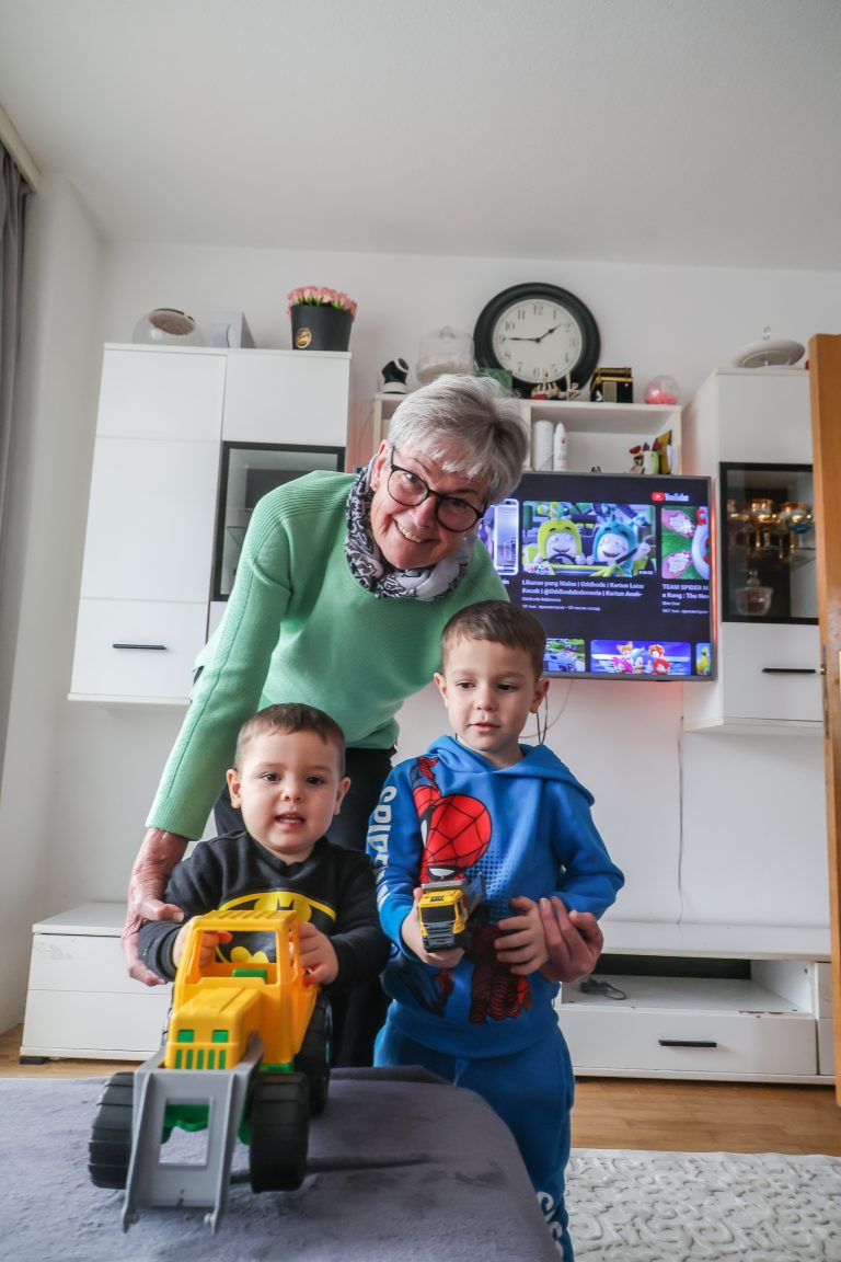 Ma-hilft-Koordinatorin Marlies Müller machte sich selbst ein Bild von der Familie und freundete sich gleich mit den Buben an.