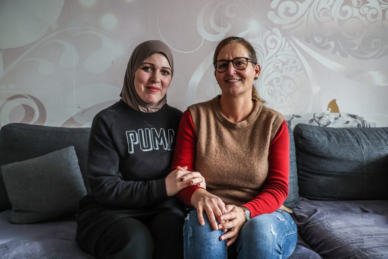 Patimat mit Familienbetreuerin Gabi Hagspiel vom Kinderdorf. Die fünffache Mutter ist der Bregenzerwälderin unendlich dankbar für alles.