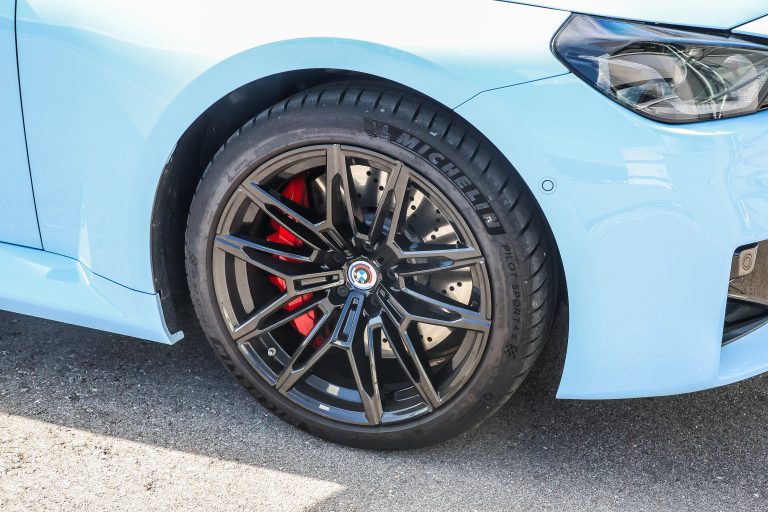 Die Bremsen sind ein weiterer Hinweis auf einen High-Performance-Sportwagen. <span class="copyright">Steurer</span>
