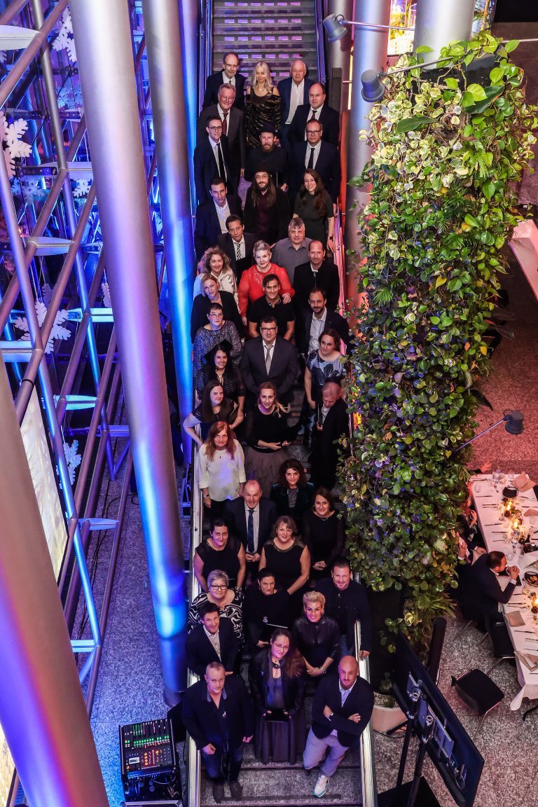 Die Jubilare von 2023 versammelten sich auch dieses Jahr zum traditionellen Stiegenfoto.