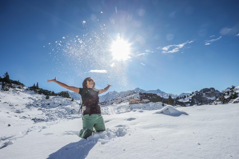 Ende November auf dem Weg zum Spullersee: Schnee im Spätherbst ist kein Widerspruch zum Klimawandel, wie Meteorologe Alexander Orlik betont. <span class="copyright">Foto: VN/Steurer</span>