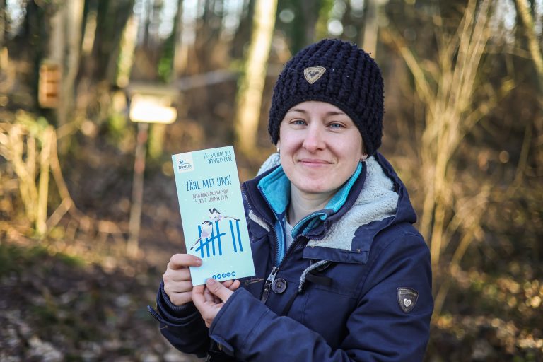 Bei der "Stunde der Wintervögel" kann jeder Vogelfreund einen Beitrag für die Forschung leisten, weiß Ornithologin Johanna Kronberger. VN/STEURER