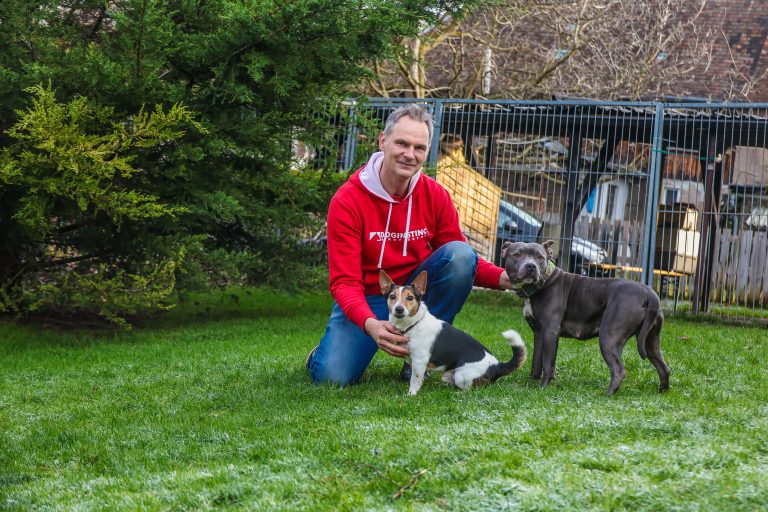 Patrick Waltenberger mit seinen zwei Hunden. <span class="copyright">steurer</span>