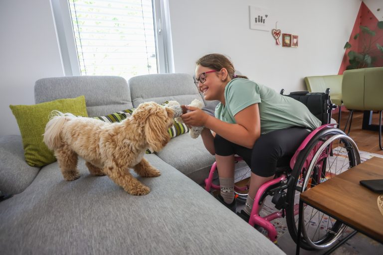 Hund Bruno ist Auroras treuer Freund in den heimischen vier Wänden. Das Mädchen hat einen bewundernswerten Lebensmut. <span class="copyright">VN/Steurer</span><br>