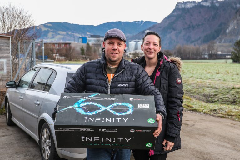 Matthias und Silvia haben sich eine große Batterie für die Silvesternacht gekauft. <span class="copyright">VN/Steurer</span>