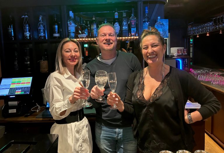 Jochen Bentele, flankiert von seinen Bardamen Karin Gabriel (r.) und Andrea Huszti, lud zur feierlichen Eröffnung der Havana-Bar ein. <span class="copyright">SIHA/7</span>