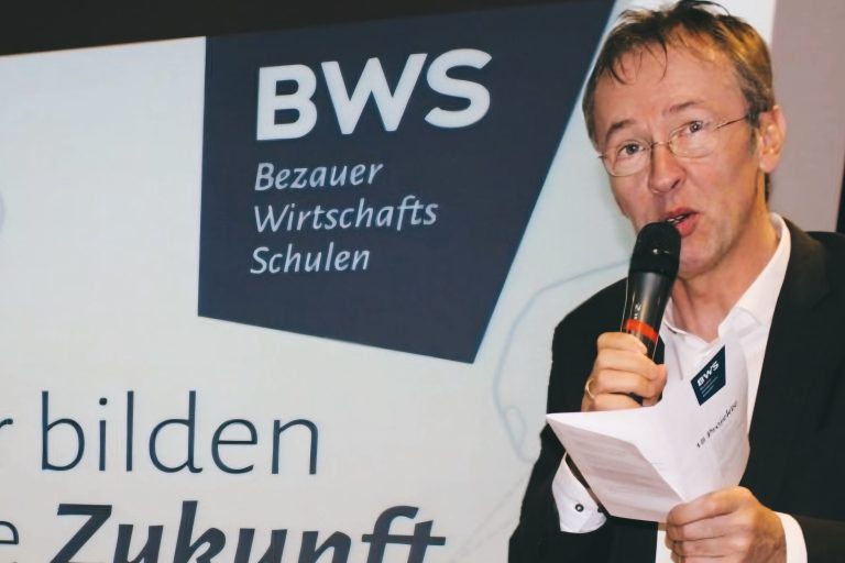 Mario Hammerer, Direktor der Bezauer Wirtschaftschulen, reflektiert über die Herausforderungen, die die Pandemie an den schulischen Alltag gestellt hat.