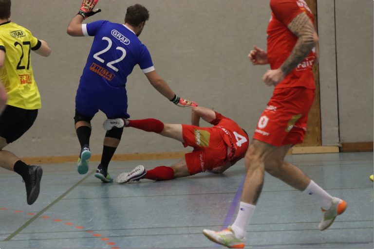 Manuel Sutter stürzt nach dem Zusammenprall mit Markus Bacher.Knobel