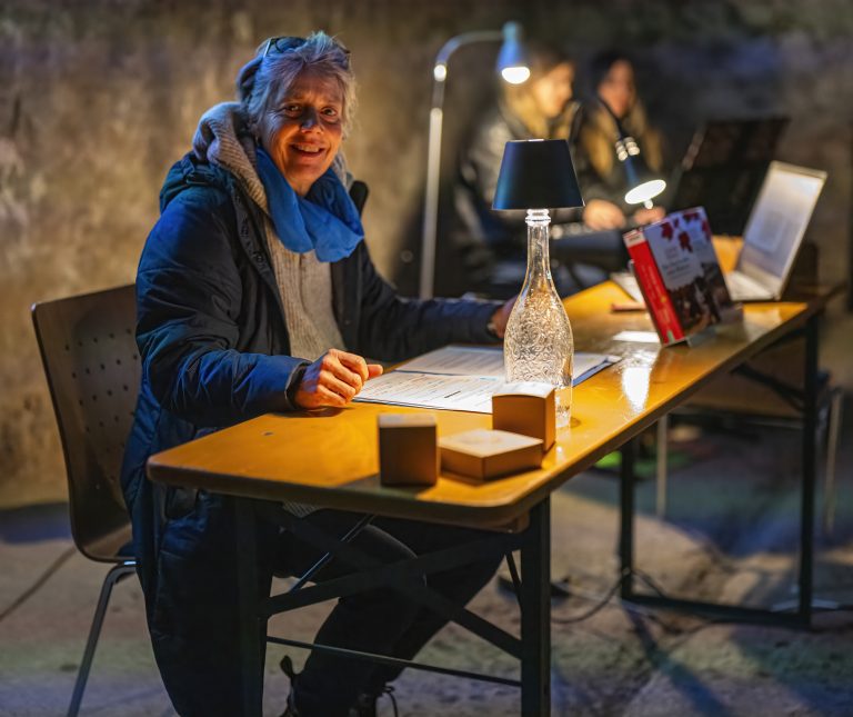Anna Schade zeigte sich vom Ambiente des Eiskellergewölbes für die Krimilesung begeistert.