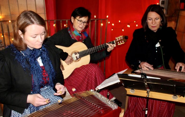 Die Stubenmusik Delia Bischof, Renate Vonblon und Anita Frühwirth (v. l.) sorgten für weihnachtliche Stimmung.