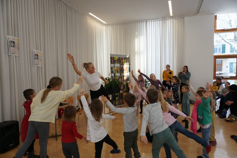 Ingrid Hofer bei der Mitmachlesung „Teddy Eddy“ für Kinder und ihre Begleitpersonen.
