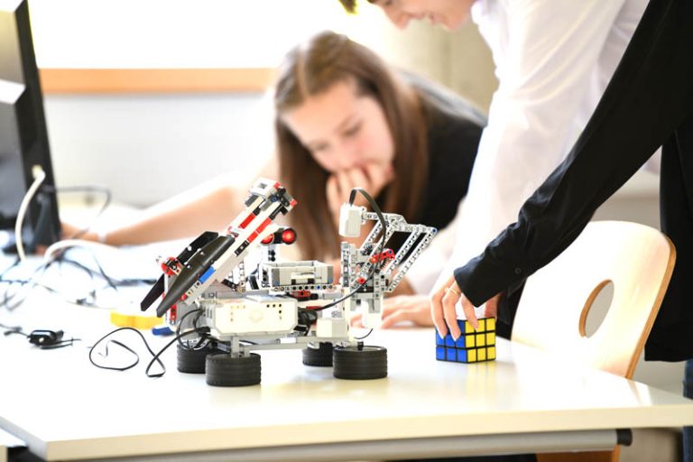 Schüler der Bezauer Wirtschaftschulen entwickeln Fähigkeiten für den Erfolg in der digitalen Ära.