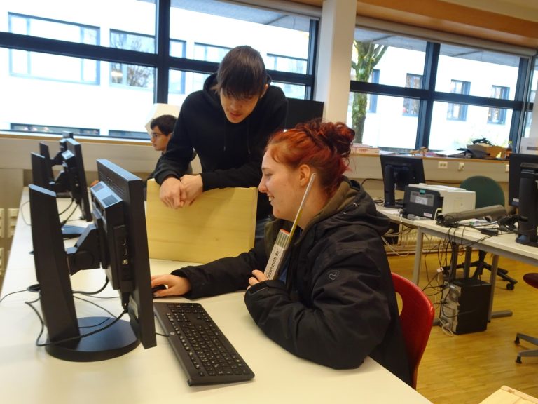 Lehrlinge und Lehrpersonen standen den Interessierten mit Rat und Tat zur Seite.