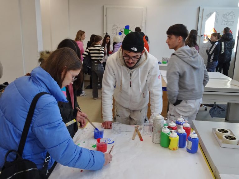 In der Malerabteilung waren die Interessierten auch aktiv zum Mitgestalten eingeladen.