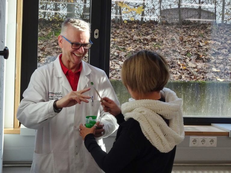 Fachlehrer für Malberufe Ronald Hofer versorgte die Besucherinnen und Besucher mit vielen Informationen.