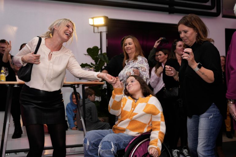 Auch Lehrerinnen und Betreuerinnen kamen zum Benefizkonzert für Aurora und schwangen die Hüften. 