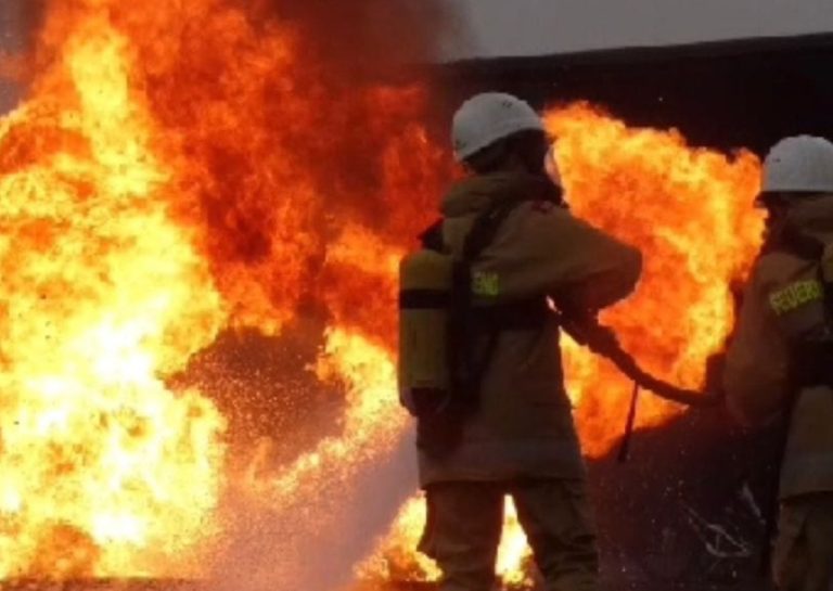 Brandmeldeanlage simuliert: Jungfeuerwehr im Einsatzmodus.
