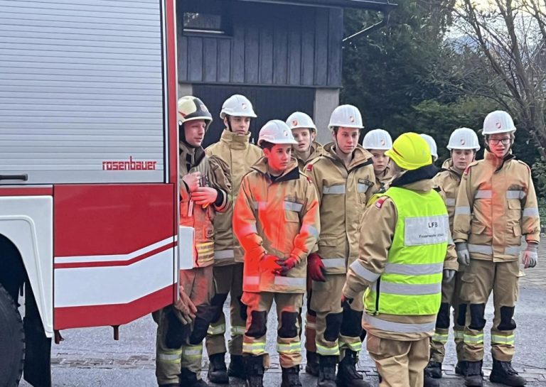 Der Action Day der Altacher Feuerwehrjugend ist mehr als nur Spaß und Spiel - hier wird für den Ernstfall geprobt.