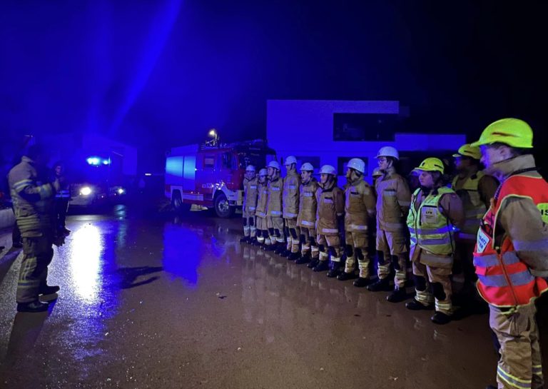 Altachs Nachwuchs-Feuerwehrleute beweisen Teamgeist bis in die späten Abendstunden.