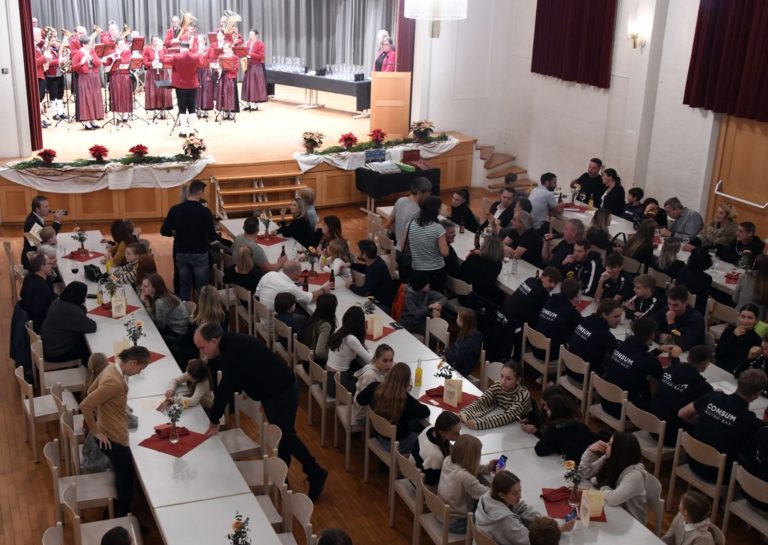 Im vollbesetzten Röhtnersaal fand kürzlich die Ehrung der verdienten Sportler und Funktionäre statt.