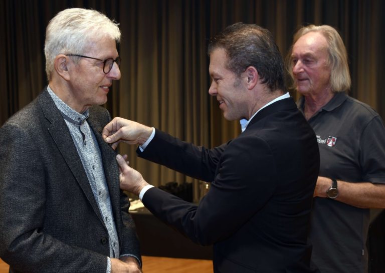 Für Helmut Brugger gab es das Funktionärsabzeichen in Gold.