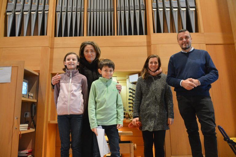 Die vier Orgelmusikschüler Emilia Platter, Konstantin Wörndl, Johanna Längle und Helmut Profanter (v. l. n. r.) gestalteten mit Klavierlehrerin Cristina Mingarelli (2. v. l.) den Gottesdienst.