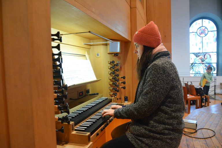 Johanna Längle spielt gerne auf dem anmutigen Musikinstrument. 