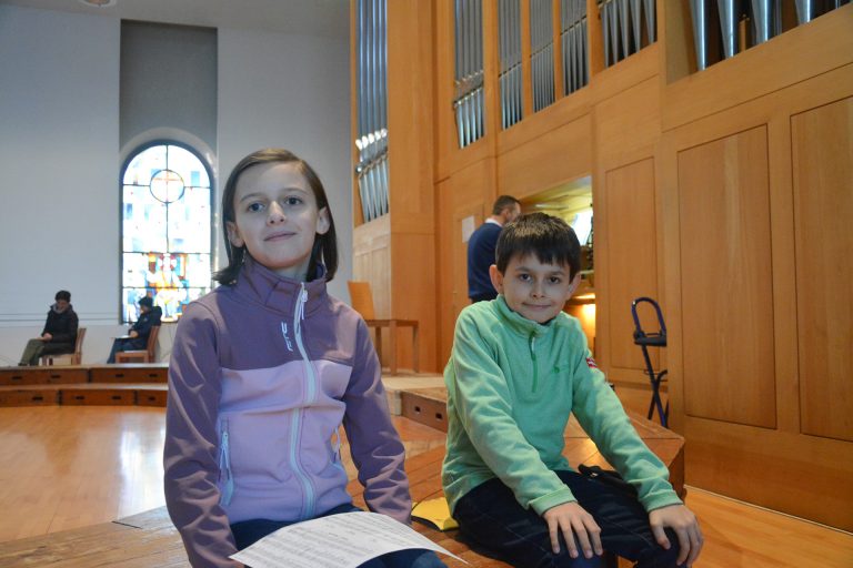 Emilia Platter und Konstantin Wörndl lieben es, auf der Orgel zu spielen. 