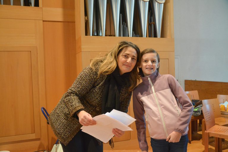 Cristina Mingarelli mit Schülerin Emilia Platter vor ihrem Auftritt. 