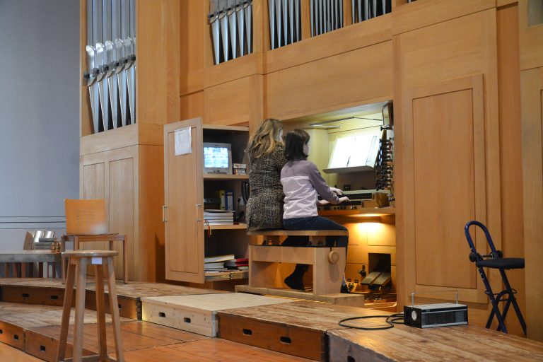 Lehrerin und Schülerin spielten zusammen.