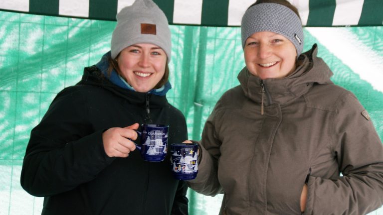 Hanna Schertler und Nicole Böhler vom Musikverein Buch.