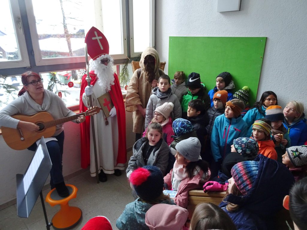 Nikolaus und Knecht Ruprecht zu Gast an der Volksschule Leopold