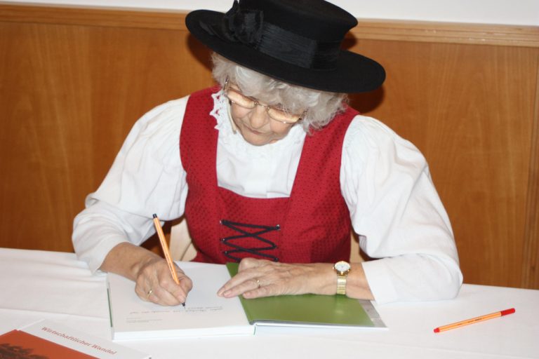 Doris Steidl signierte zahlreiche Exemplare des Geschichtswerks.