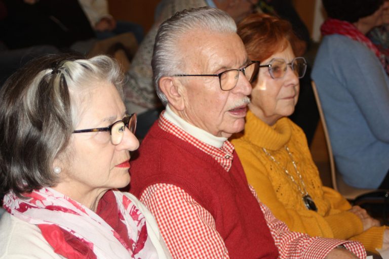 Der Saal war bis auf den letzten Platz mit geschichtsinteressierten Besuchern gefüllt.